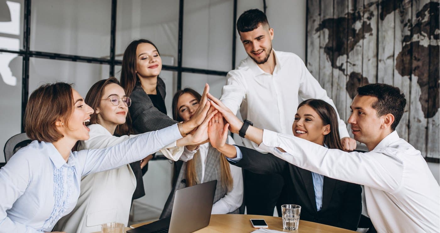 Equipo de profesionales trabajando unido