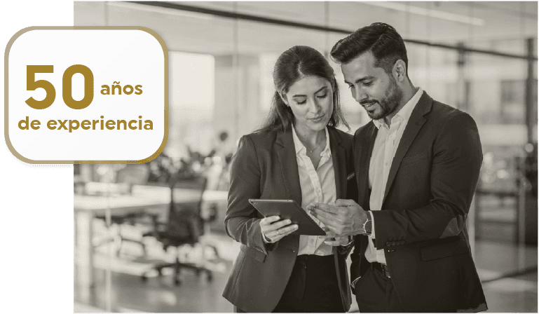 Profesionales de Morand revisando información
