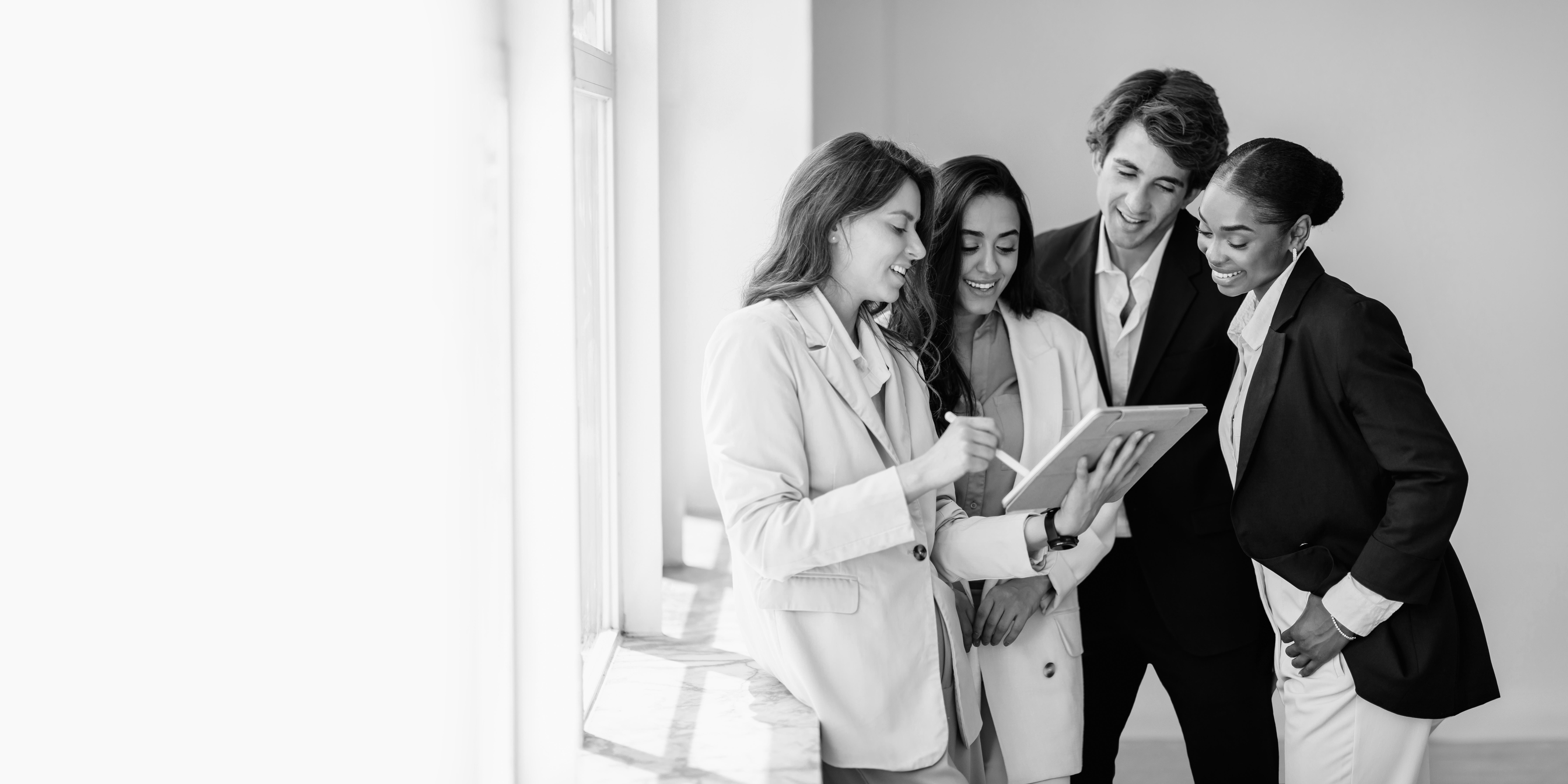 Equipo de profesionales revisando una tableta